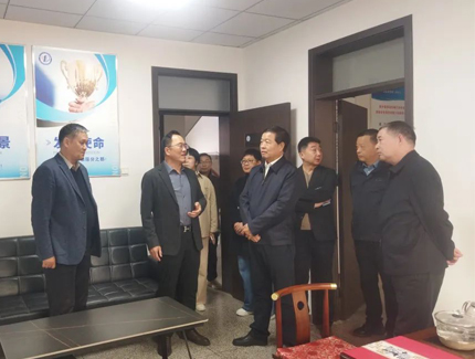 新鄉(xiāng)市人大常委會副秘書長、辦公室主任郭培山蒞臨振動協(xié)會和高服機(jī)械指導(dǎo)工作